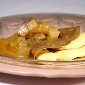 Crepes de quinoa e canela com calda de pêssego