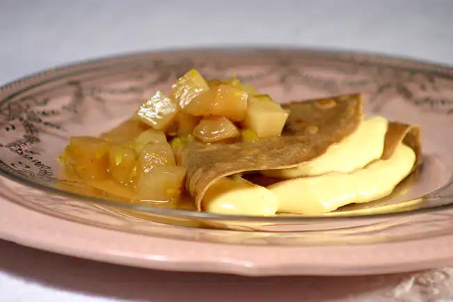 Crepes de quinoa e canela com calda de pêssego