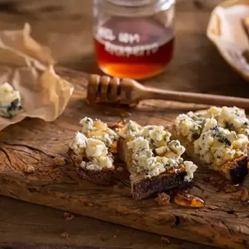 Crostini de gorgonzola e mel com amaretto