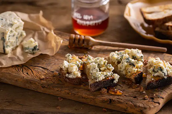 Crostini de gorgonzola e mel com amaretto