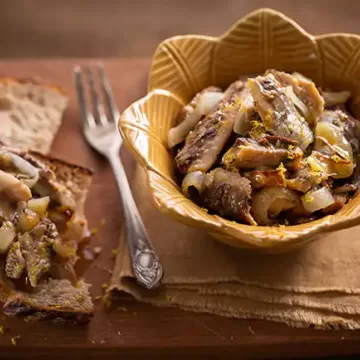 Crostini de sardinha com cebola dourada e limão-siciliano