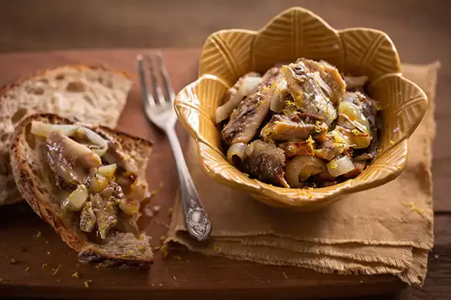 Receita de Crostini de sardinha com cebola dourada e limão-siciliano