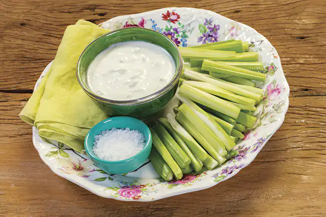 Crudités de salsão com dip de gorgonzola