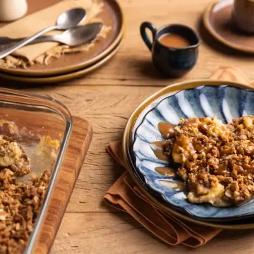 Crumble de banana com chocolate branco e calda de caramelo