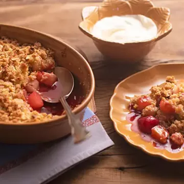 Crumble de pera com frutas vermelhas