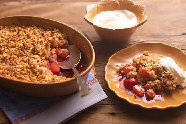 Crumble de pera com frutas vermelhas