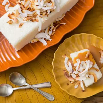 Cuscuz de tapioca com calda de coco queimado