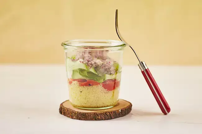 Receita de Cuscuz marroquino com abobrinha, pimentão e vinagrete de laranja