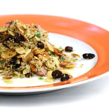 Cuscuz marroquino com amêndoas e uvas-passas