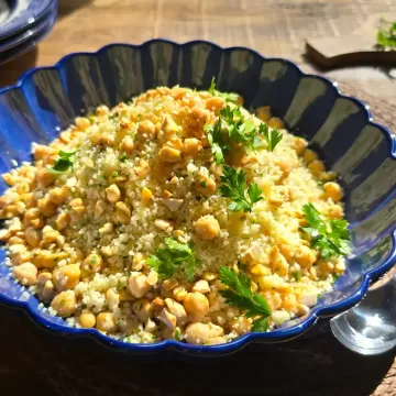Cuscuz marroquino com grão-de-bico, castanha e salsinha