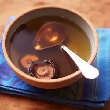 Dashi vegetariano (caldo de alga konbu e cogumelo shiitake seco)