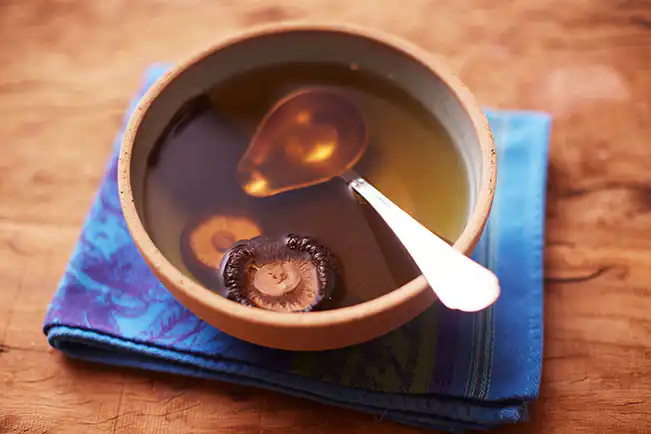 Dashi vegetariano (caldo de alga konbu e cogumelo shiitake seco)