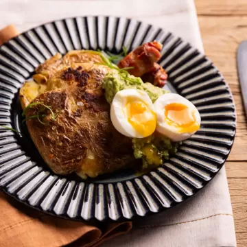Disco de batata crocante com ovo e bacon