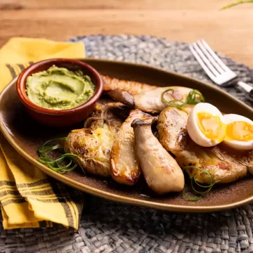 Disco de batata crocante com ovo e cogumelo