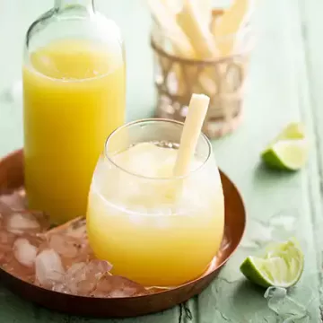 Drinque de caldo de cana com cachaça e limão