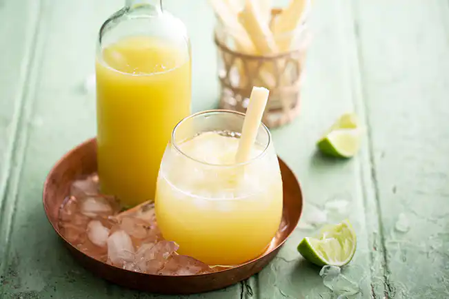 Drinque de caldo de cana com cachaça e limão