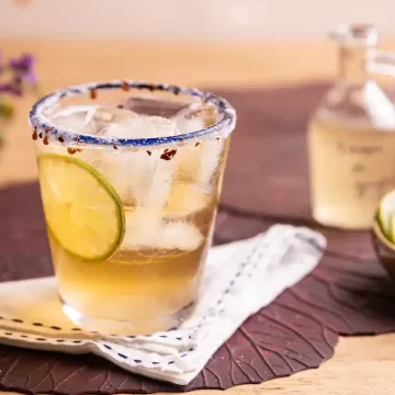 Drinque de cerveja com gengibre e limão