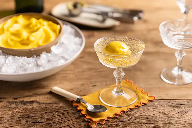 Drinque de espumante com sorbet de manga