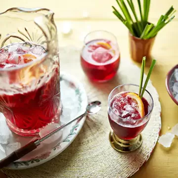 Drinque de hibisco e erva-cidreira