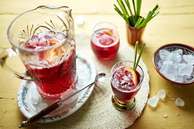 Drinque de hibisco e erva-cidreira