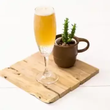 Drinque de mate, limão e cachaça