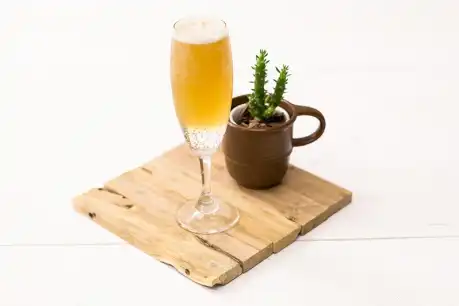 Drinque de mate, limão e cachaça