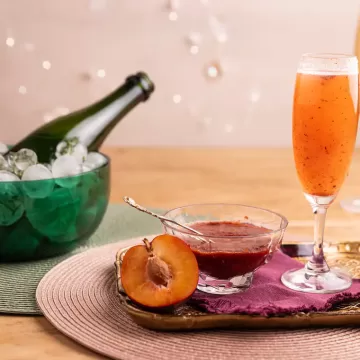 Drinque de sidra com ameixa