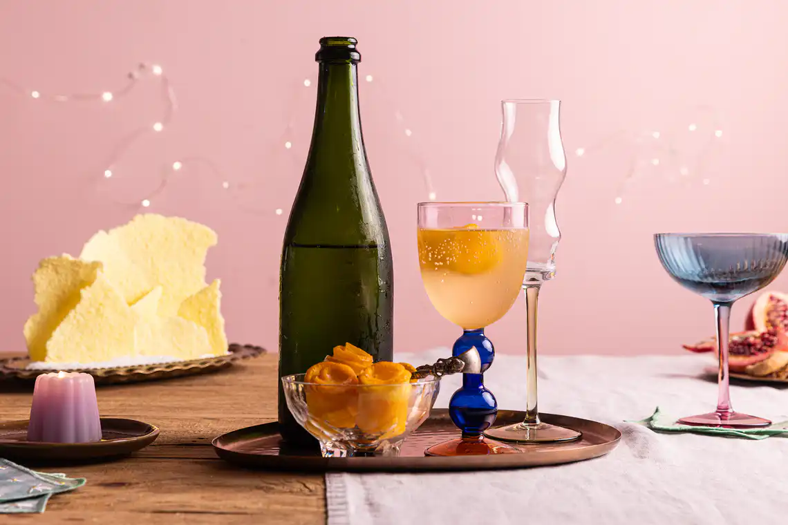 Drinque de sidra com flor de laranja