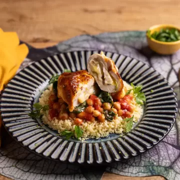 Enroladinho de frango com queijo e ensopado de tomate com grão-de-bico na Air Fryer da Rita Lobo