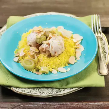 Enroladinho de peixe com molho de alho-poró