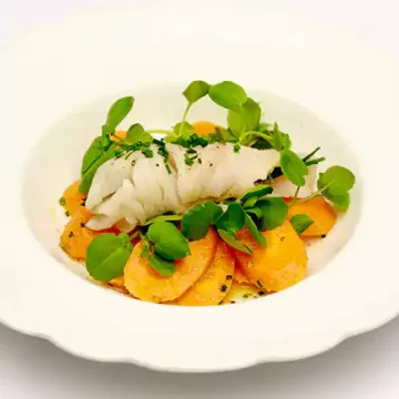 Enroladinho de peixe com salada marroquina de cenoura