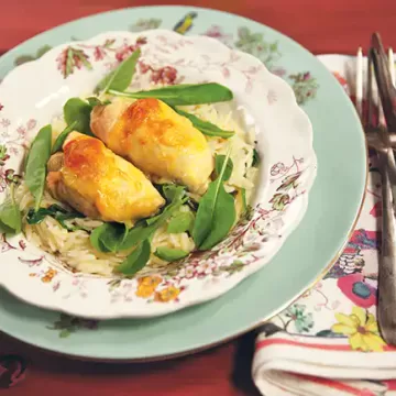 Enrolado de frango com azeitona e queijo servido com risoni