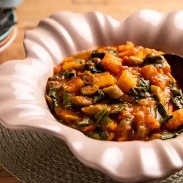 Ensopado de mandioca com quiabo e couve