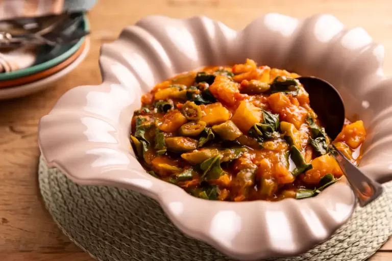 Receita de Ensopado de mandioca com quiabo e couve