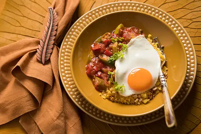 Receita de Ensopado de quiabo com cuscuz de milho e ovo frito