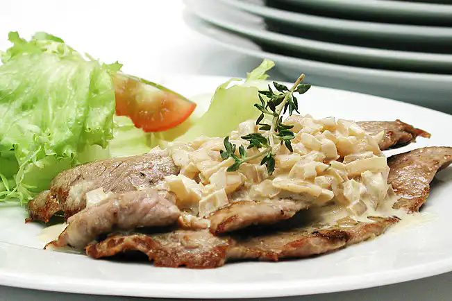 Escalope de filé mignon ao molho de uísque