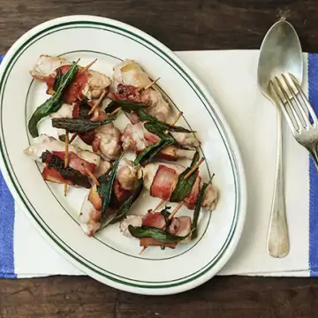 Escalopinho de lombo com bacon e sálvia