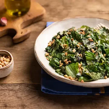 Escarola refogada com amendoim picante