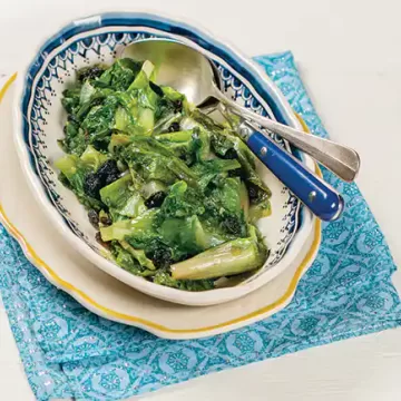 Escarola refogada com uva-passa, limão e pimenta síria