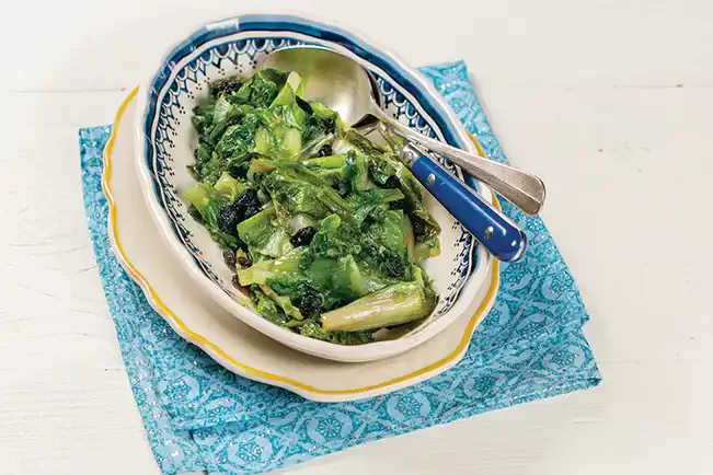 Receita de Escarola refogada com uva-passa, limão e pimenta síria
