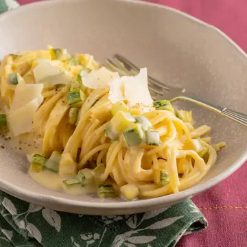 Espaguete à carbonara com abobrinha