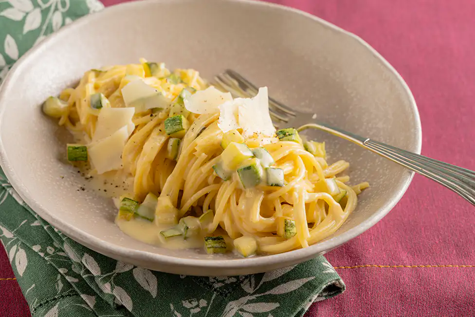 Espaguete à carbonara com abobrinha