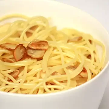Espaguete alho e óleo com cogumelos
