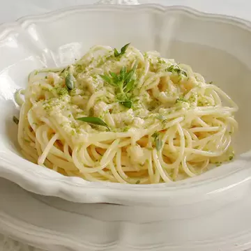 Espaguete ao limão, parmesão e manjericão