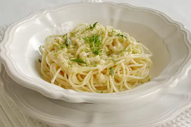 Receita de Espaguete ao limão, parmesão e manjericão