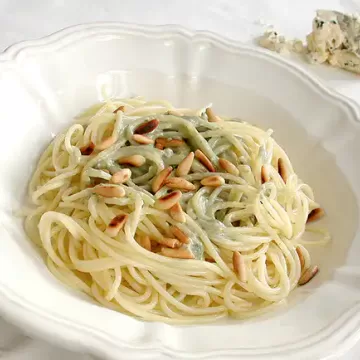 Espaguete ao molho de gorgonzola, manteiga e pinoli