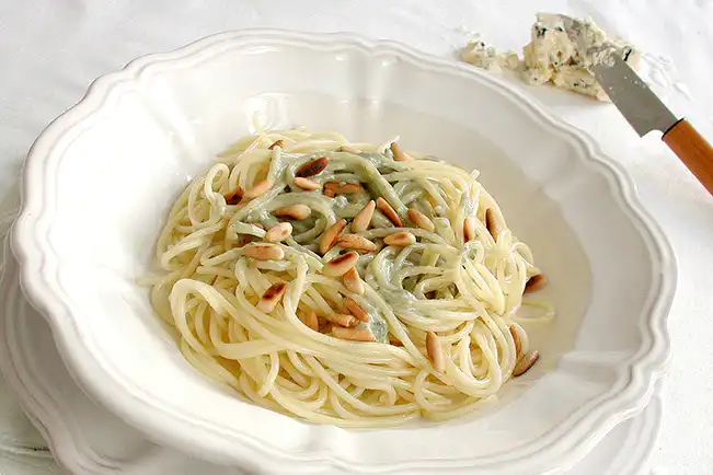 Espaguete ao molho de gorgonzola, manteiga e pinoli