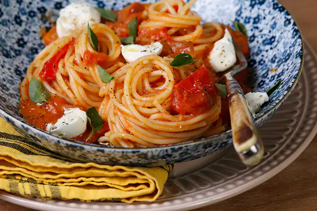 Espaguete com molho de tomate assado