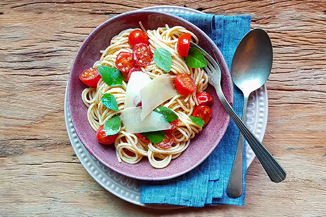 Espaguete com tomate-cereja e manjericão