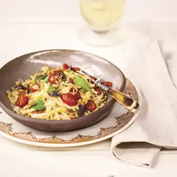 Espaguete de pupunha com tomate e nozes